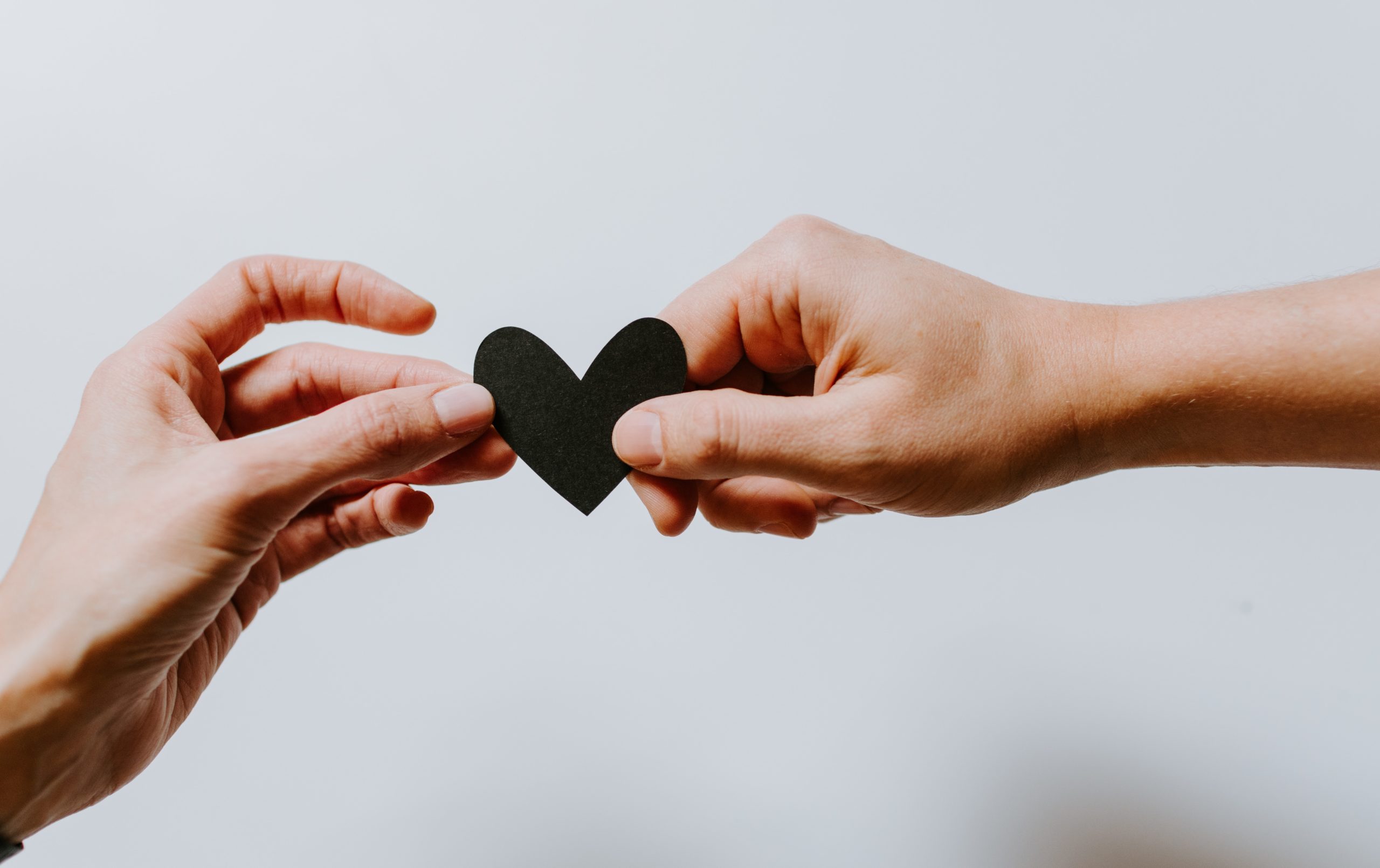 Photo par Kelly Sikkema two person holding papercut heart